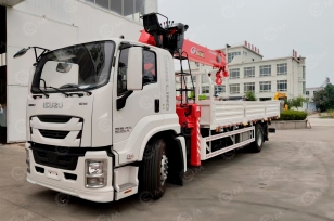 Бортовой грузовик ISUZU 4x4 дв 151kw гп 10 тонн c кму UNIC URG805 гп 8 тонн 5 секций 15,7м кузов 6500х2450х550. Фото 1