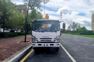 Бортовой грузовик ISUZU 4x2 самосвальный кузов дв 139kw гп 6т с кму КМУ XCMG SQS125-4 гп 5т, с корзиной, ПДУ, кузов 5000*2400*550. Фото 1