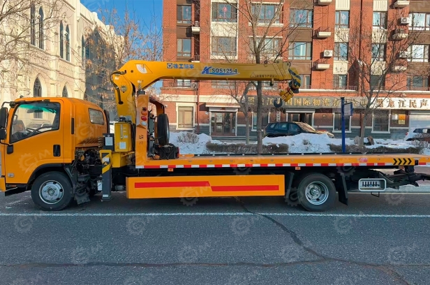 Эвакуатор на шасси ISUZU 4x2 дв 151kw гп 8т GIGA платформа сдвижная кму WANBANG SQS125-4 гп 5т лебёдка подъёмное устройство платформа 6500х2450. Фото 2