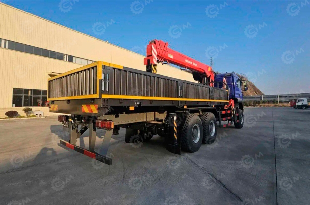 Бортовой грузовик HOWO 6x6 дв 480лс кму КМУ SUNHUNK S3005 гп 12т. Фото 3