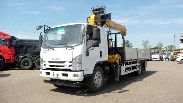 Бортовой грузовик ISUZU 4x2 дв 151kw гп 6т кабина ELF c КМУ XCMG SQS157 гп 6,3т 4 секции 12.8м кузов 6200х2450х550 задние аутригеры, верхнее управление, корзина. Фото 2