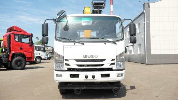 Бортовой грузовик ISUZU 4x2 дв 151kw гп 6т кабина ELF c КМУ XCMG SQS157 гп 6,3т 4 секции 12.8м кузов 6200х2450х550 задние аутригеры, верхнее управление, корзина. Фото 3