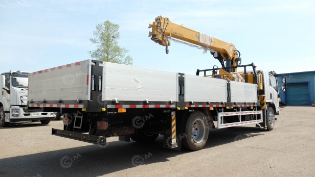 Бортовой грузовик ISUZU 4x2 дв 151kw гп 6т кабина ELF c КМУ XCMG SQS157 гп 6,3т 4 секции 12.8м кузов 6200х2450х550 задние аутригеры, верхнее управление, корзина. Фото 4
