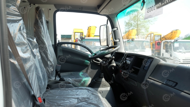 Бортовой грузовик ISUZU 4x2 дв 151kw гп 6т кабина ELF c КМУ XCMG SQS157 гп 6,3т 4 секции 12.8м кузов 6200х2450х550 задние аутригеры, верхнее управление, корзина. Фото 16