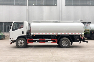 Бензовоз на шасси ISUZU 4х2 дв 177kw GIGA бочка 12м3, 2 горловины, система для заправки. Фото 1