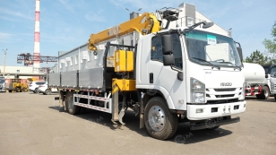 Бортовой грузовик ISUZU 4x2 дв 151kw гп 6т кабина ELF c КМУ XCMG SQS157 гп 6,3т 4 секции 12.8м кузов 6200х2450х550 задние аутригеры, верхнее управление, корзина. Фото 1