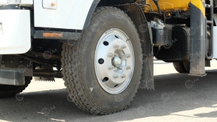 Бортовой грузовик ISUZU 4x2 дв 151kw гп 6т кабина ELF c КМУ XCMG SQS157 гп 6,3т 4 секции 12.8м кузов 6200х2450х550 задние аутригеры, верхнее управление, корзина. Фото 11