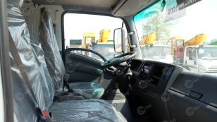 Бортовой грузовик ISUZU 4x2 дв 151kw гп 6т кабина ELF c КМУ XCMG SQS157 гп 6,3т 4 секции 12.8м кузов 6200х2450х550 задние аутригеры, верхнее управление, корзина. Фото 16