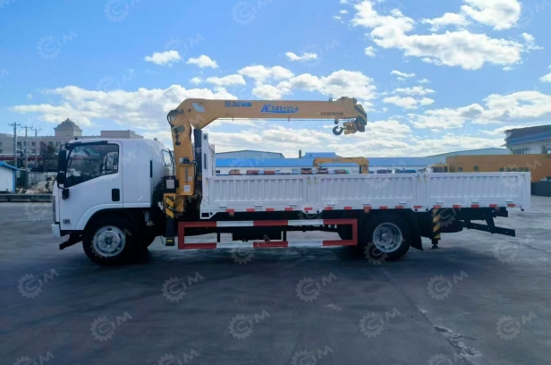 Бортовой грузовик ISUZU 4x2 дв 139kw гп 6 тонн с КМУ XCMG SQS125-4 гп 5 т., 4 секции, стрела 11,2 м, со спальником, задние аутригеры, корзина, ПДУ, колеса с 8 шпильками. Фото 3