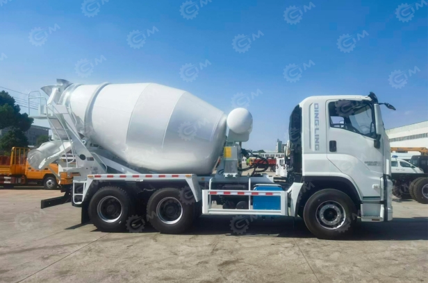 Автобетоносмеситель на шасси ISUZU 6х4 8м3. Фото 2