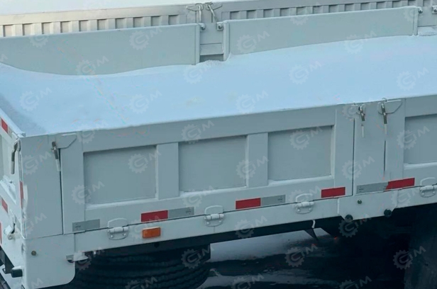 Бортовой грузовик ISUZU 4x2 дв 177kw гп 8т, c КМУ XCMG SQS125 гп 5 тонн 4 секции длина стрелы 11,2 м кузов 7500*2400*550 (кузов не рифленый). Фото 2