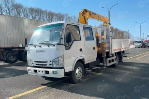 Бортовой грузовик ISUZU 4x4 дв 96 kw (Двойная кабина) гп 2,5т тонны  с кму XCMG SQS68 гп 3,2т. 3 секции 7,7м. Фото 1