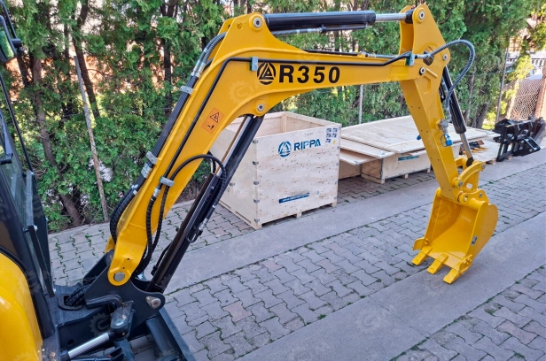 Мини-экскаватор RIPPA R350 с поворотной стрелой, дв Kubota V1505, 4 цилиндра. Фото 5