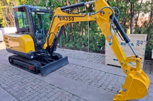 Мини-экскаватор RIPPA R350 с поворотной стрелой, дв Kubota V1505, 4 цилиндра. Фото 1