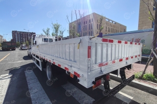 Бортовой грузовик ISUZU 4x2 дв.139kw гп 5т кузов 3820х2150х800, колёсная база передних колёс 1680 мм, задних колёс 1650 мм. Фото 2