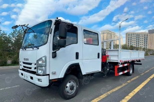 Бортовой грузовик ISUZU 4x4 дв 139kw двойная кабина, КМУ XCMG MSQS157 гп 6,3т 4 секции 13м кузов 5100*2450*550 колеса 235/75R17.5 16PR люлька, отдельные насосы для бура и для кму. Фото 1