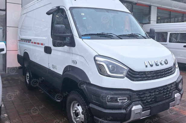 Грузовой цельнометалический фургон IVECO 4х4 МКПП, 3 места. Фото 3