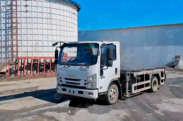 Ассенизатор (вакуумная машина) на шасси ISUZU 4x2 дв103KW бочка 5м3 насос XD-240 без поворотной стрелы. Фото 2