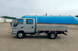 Бортовой грузовик ISUZU 4x4 дв 96Kw кузов 4010х1790х380 под категорию B (новый интерьер кабины, серебряная металлическая краска) подогреватель двигателя, 2 топливных бака, отопитель. Фото 3