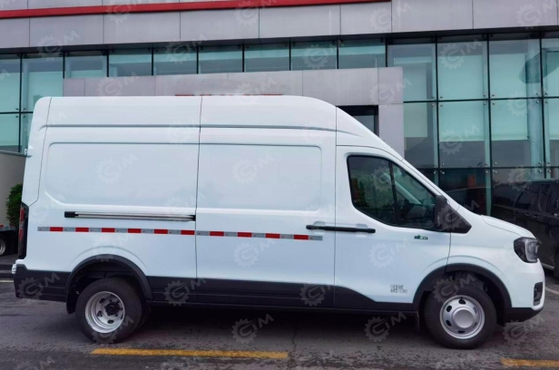 Грузовой цельнометалический фургон FORD ТRАNSIТ T8 МКПП, 3 места, высокая крыша. Фото 4