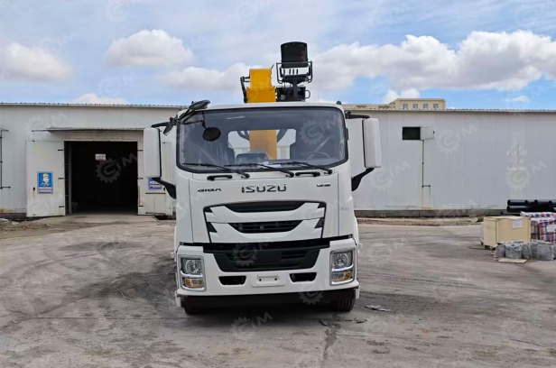 Бортовой грузовик ISUZU 4x4 дв 151kw с КМУ XCMG GSQS200-5 гп 8т 5 секций стрела 18,6м кузов 6000*2450*550, ямобур 250мм и 350мм, корзина. Фото 2
