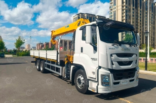 Бортовой грузовик ISUZU 6x6 дв 221kw c кму XCMG SQS125 гп 5т, 4 секции, стрела 11,2м, кузов 6500*2450*550 с ямобуром 250мм и 350мм, корзина. Фото 1