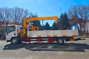 Эвакуатор на шасси ISUZU 4x2 дв 139kw гп 5т, с КМУ XCMG SQS68-3 гп 3,2т сдвижная платформа, лебёдка, с бортами. Фото 2