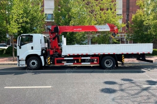 Эвакуатор на шасси ISUZU 4x2 дв 139kw Elf P700 с КМУ XCMG SQS125-4 гп 5т сдвижная платформа лебедка, съемные борта, без бриля. Фото 3