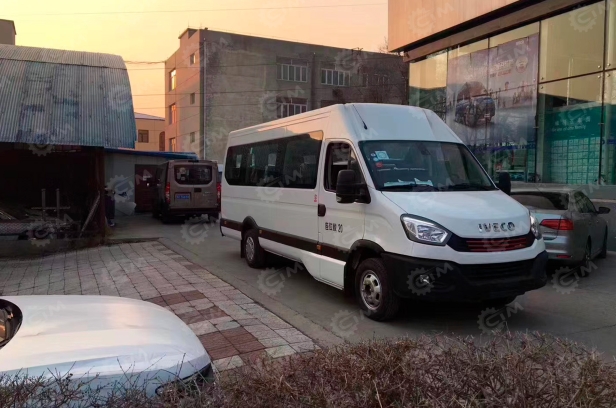 Автобус IVECO 4х2 19 мест дв 132kw 2,9л АКПП, автоматическая дверь. Фото 2