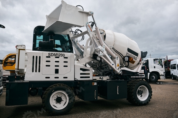 Самозагружающий самоходный бетоносмеситель YUGONG SDM1200 ковш с гидрозапором. Фото 3