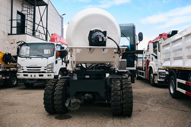 Самозагружающий самоходный бетоносмеситель YUGONG SDM1200 ковш с гидрозапором. Фото 2
