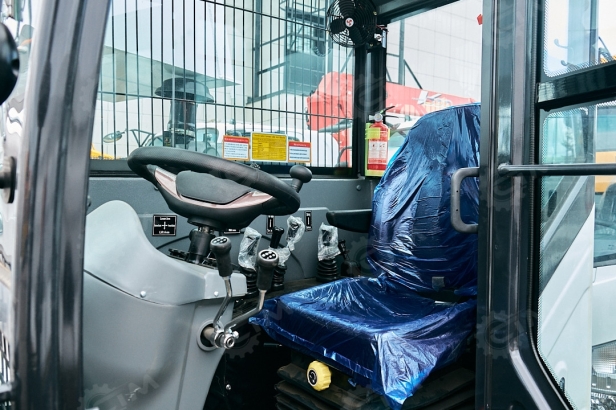 Самозагружающий самоходный бетоносмеситель YUGONG SDM1200 ковш с гидрозапором. Фото 8