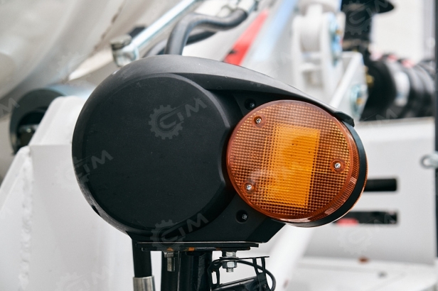 Самозагружающий самоходный бетоносмеситель YUGONG SDM1200 ковш с гидрозапором. Фото 7