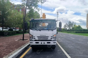 Бортовой грузовик ISUZU 4x2 самосвальный кузов дв 139kw гп 6т с кму КМУ XCMG SQS125-4 гп 5т, с корзиной, ПДУ, кузов 5000х2400х550, отвал для снега. Фото 1