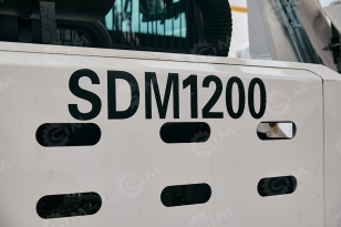 Самозагружающий самоходный бетоносмеситель YUGONG SDM1200 ковш с гидрозапором. Фото 4