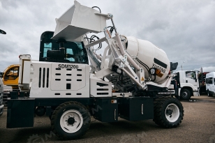 Самозагружающий самоходный бетоносмеситель YUGONG SDM1200 ковш с гидрозапором. Фото 3