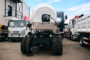 Самозагружающий самоходный бетоносмеситель YUGONG SDM1200 ковш с гидрозапором. Фото 2