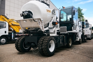 Самозагружающий самоходный бетоносмеситель YUGONG SDM1200 ковш с гидрозапором. Фото 1