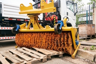 Щетка подметальная поворотная (метало-пластиковая) для YUGONG ZL20, диаметр 650мм длина 2200мм. Фото 1