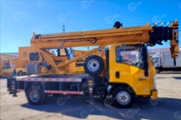 Автокран на шасси ISUZU 4x2 дв 151kw кабина Elf крановая установка SITONG гп 5т стрела 20м с ямобуром диаметр на выбор (300,400,500)мм глубина бурения 12м, колеса 8.25R20. Фото 3