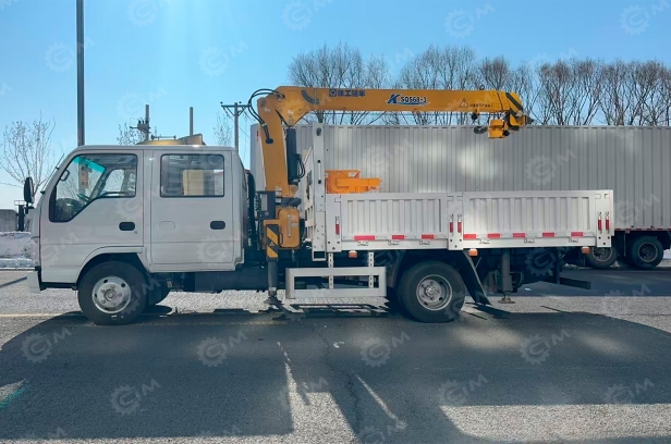 Бортовой грузовик ISUZU 4x2 дв 138kw гп 6т кму XCMG SQS68-3, гп 3,2т стрела 7,7м кузов 6200х2400х550, со спальником и задними аутригерами. Фото 2