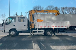 Бортовой грузовик ISUZU 4x2 дв 138kw гп 6т кму XCMG SQS68-3, гп 3,2т стрела 7,7м кузов 6200х2400х550. Фото 1