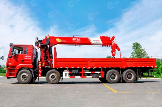 Бортовой грузовик ISUZU 6x4 дв 279kw c кму CHANG XING SQS500-5 гп 20т 5 секций стрела 22,1м, кузов 8000х2450х550. Фото 4