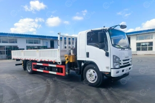 Бортовой грузовик ISUZU 4x2 дв 138kw с кму WANBANG SQZ100-4 гп 5т, 4 секции, вылет стрелы 8,6м кузов 6200*2400*550 со спальником, задние аутригеры. Фото 1