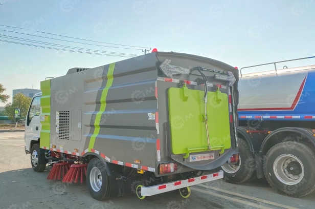 Подметально-уборочная машина на шасси ISUZU 4x2 дв 96Kw бак для воды 3м3 пыли 5м3. Фото 5