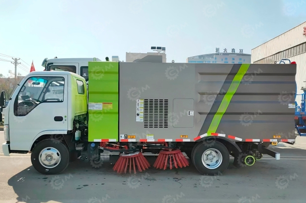 Подметально-уборочная машина на шасси ISUZU 4x2 дв 96Kw бак для воды 3м3 пыли 5м3. Фото 4