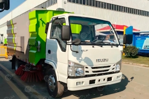 Подметально-уборочная машина на шасси ISUZU 4x2 дв 96Kw бак для воды 3м3 пыли 5м3. Фото 3