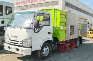 Подметально-уборочная машина на шасси ISUZU 4x2 дв 96Kw бак для воды 3м3 пыли 5м3. Фото 1