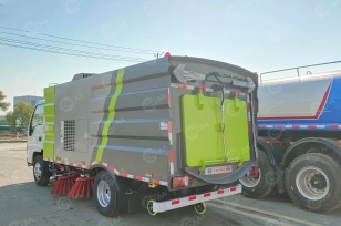 Подметально-уборочная машина на шасси ISUZU 4x2 дв 96Kw бак для воды 3м3 пыли 5м3. Фото 5