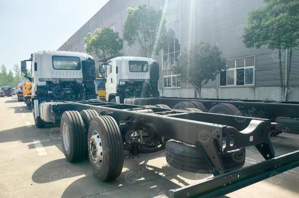 Бортовой грузовик ISUZU 10x4 	дв 337kw с кму XCMG SQS500-5 гп 20 тонн длина стрелы 21,7м кузов 8м. Фото 2
